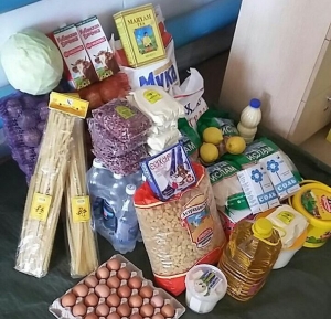 Продукты питания для малоимущей семьи и навестили больного (фото)