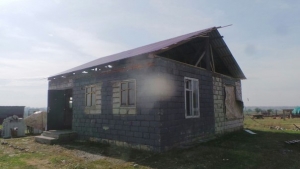 Покрытие крыш двух домов и помощь семье (фото)